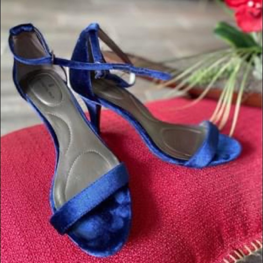Bandolino Classic Heels in blue 6.5 size